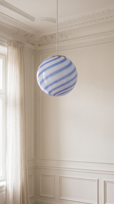 Blue pendant light in a bright salon with white stucco and sheer curtains – the BO-HA Kaja globe.